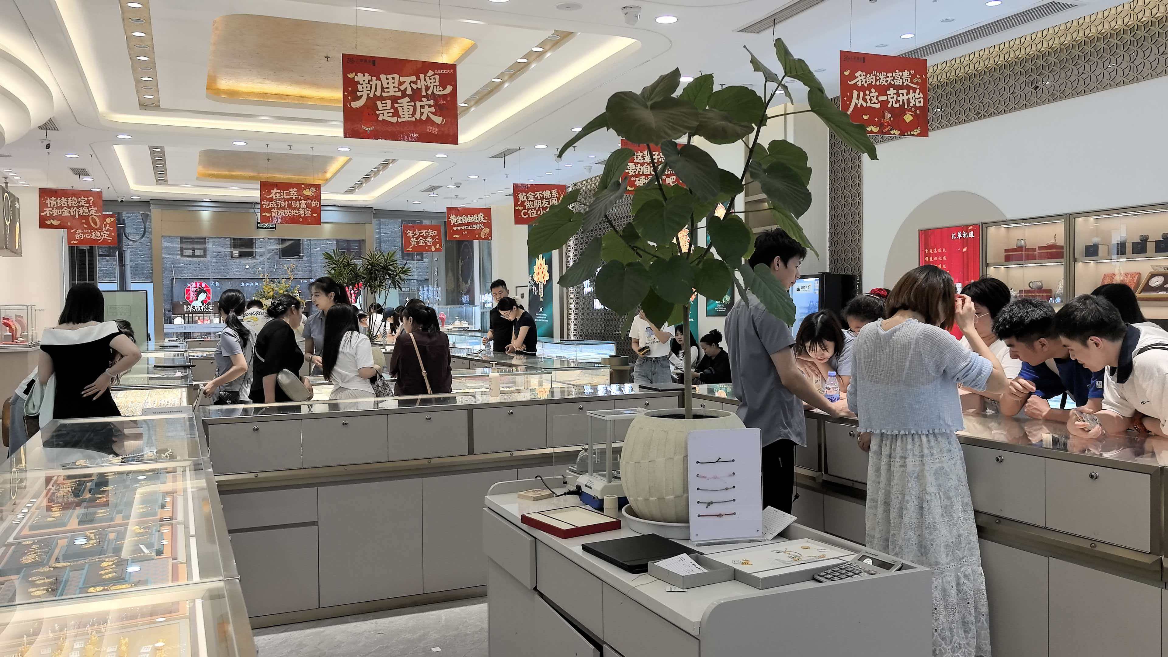 买黄金的时候超多人